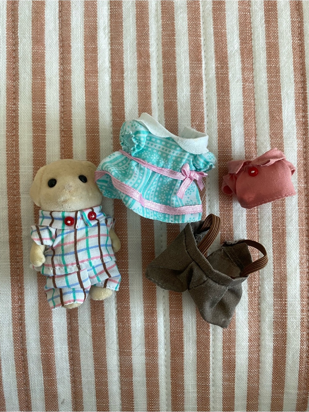 Calico Critters Labrador & clothes